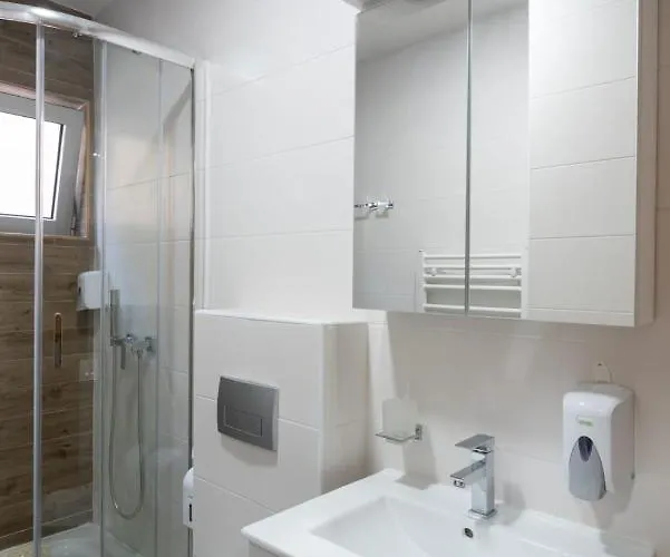 Visnja Aparmtani 公寓 *